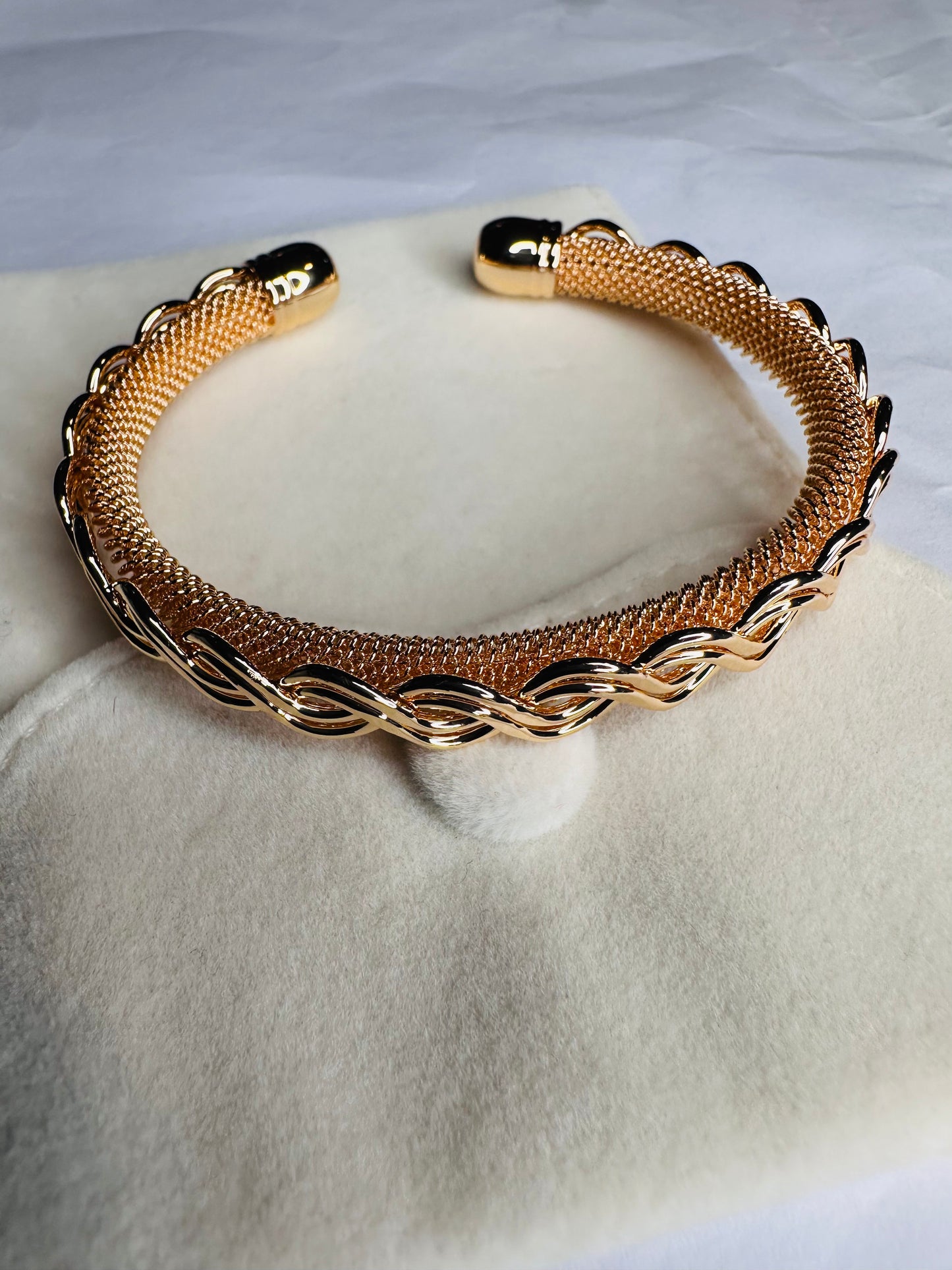 Premium Gold-Tone Twisted Mesh Cuff Bracelet (Behtareen aur Classic)